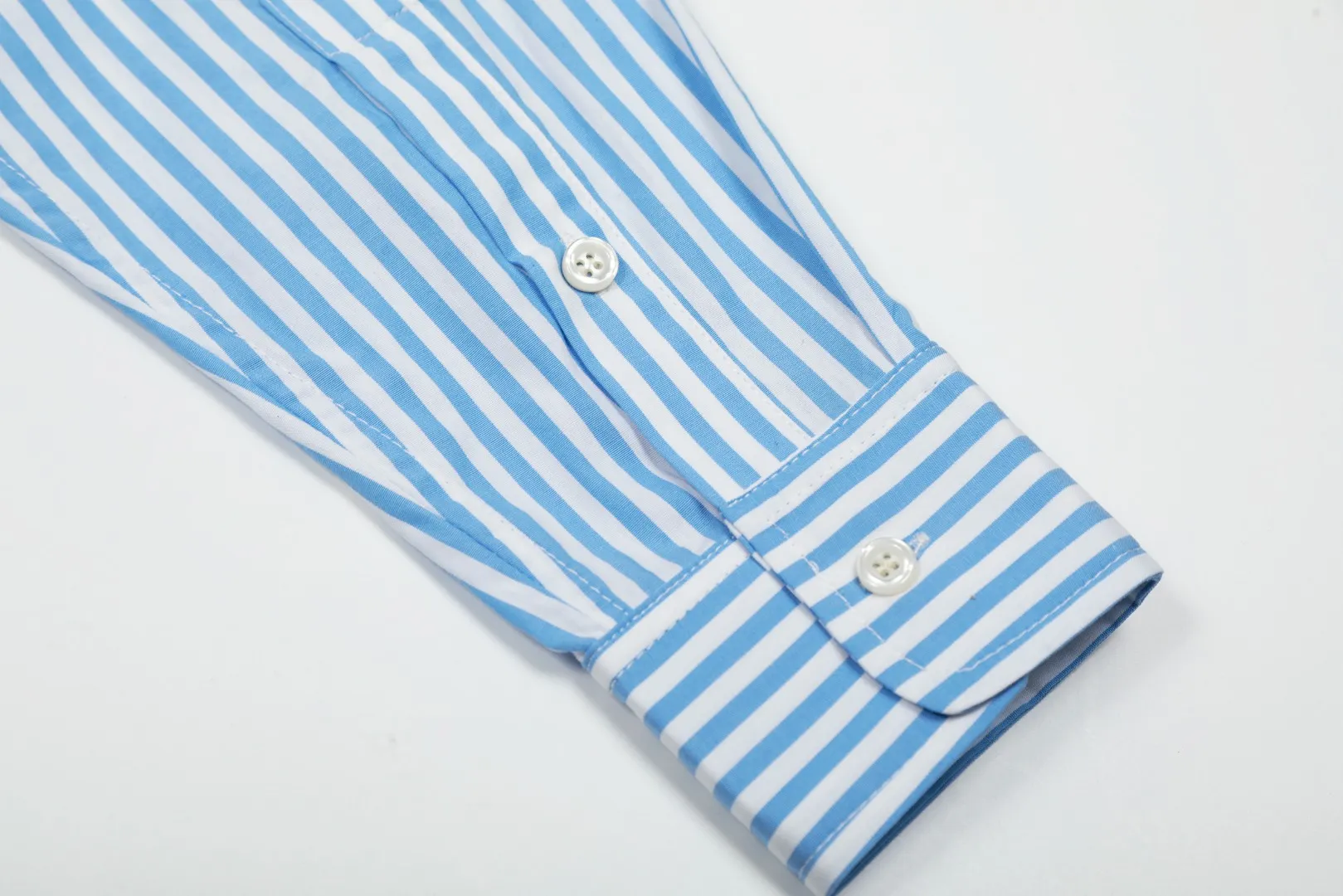 P260 💰 "Top quality" Style number: 8082# [Ralph Lauren classic basic new old money style striped shirt long sleeves] ✅Ralph Lauren Ralph Lauren colorful style old money style cotton poplin striped casual shirt long sleeves ✅Top ceiling quality ZP original development You can compare with the real thing at will ✅100% restored workmanship The entire garment is covered with seams and clean edges Curved triangular bifurcation ✅100% cotton poplin cotton Smooth to the touch Pre-car wash treatment The yarn is tighter ✅Customized dyed original pearlescent white bottom buttons, large and small zoning, vertical phoenix eyelets ✅Special shaped chiffon foil inside the collar door tube, not easy to deform and pull ✅Refreshing colorful striped shirt, salty or sweet, daily travel, extremely high production rate, customized style ✅The upper body looks much better than the real thing, can be worn alone or worn in all seasons, highly recommended for goddesses, size: S-XL, color: red, blue, green